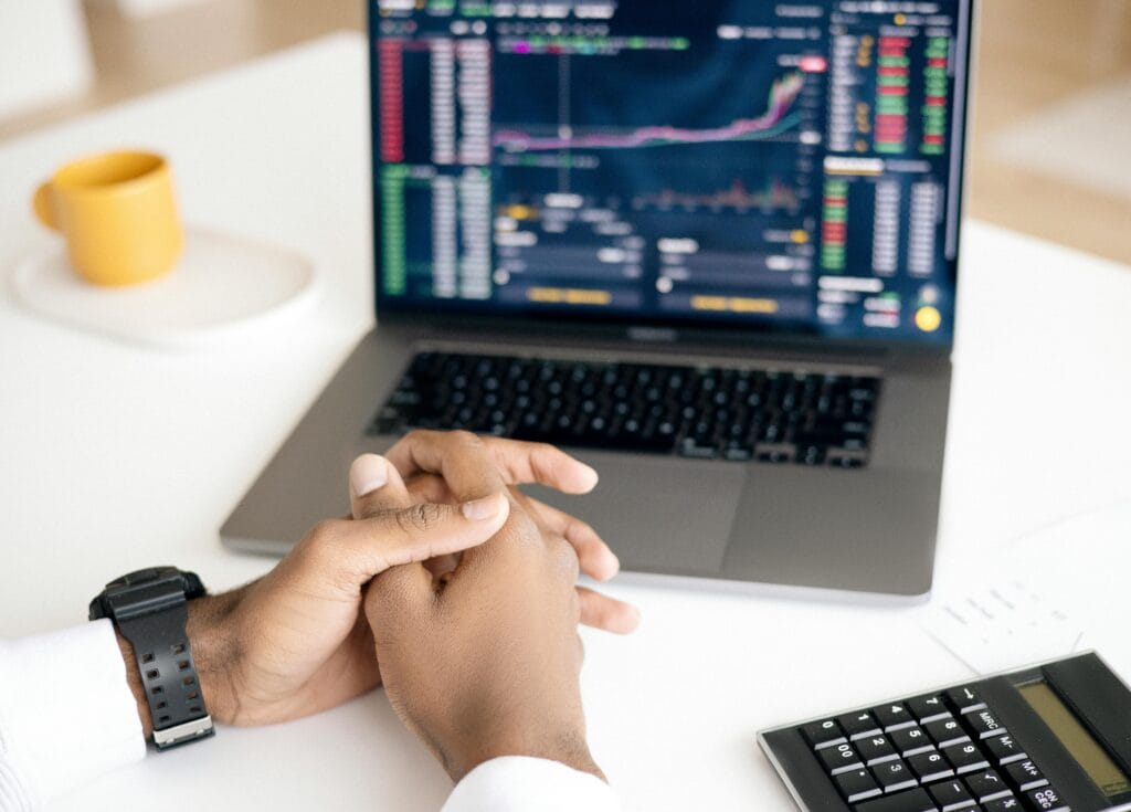 Investidor analisando estratégias para investir em ações com menos risco na bolsa de valores