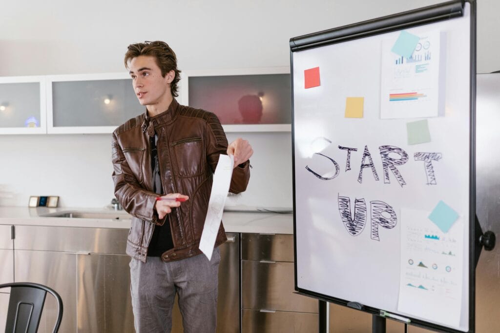 Pessoas analisando gráficos modernos sobre investimentos em startups de tecnologia inovadoras